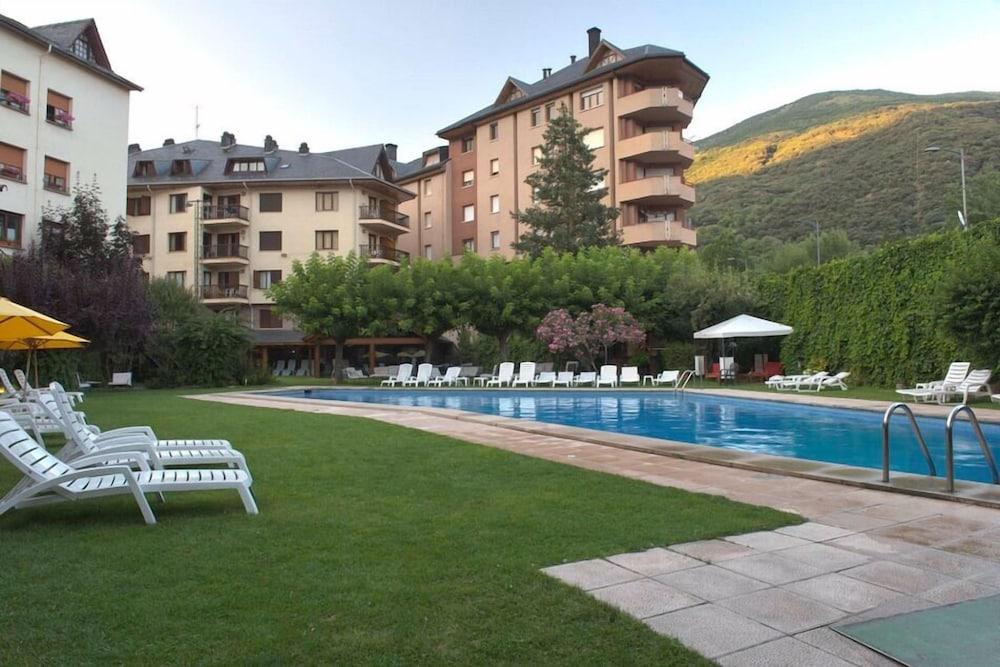 Apartamentos Pessets Adelaida Sort Exteriér fotografie