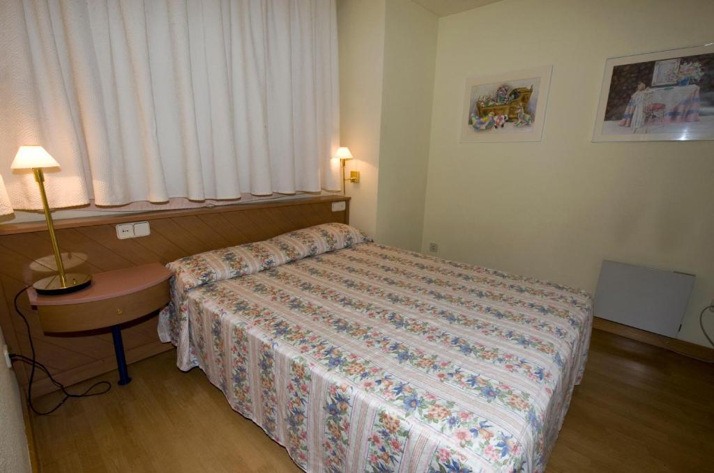 Apartamentos Pessets Adelaida Sort Pokoj fotografie